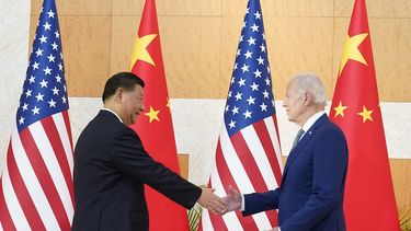 El presidente de Estados Unidos, Joe Biden, a la derecha, estrecha la mano del presidente de China, Xi Jinping, en una reunión en un aparte de la cumbre del G20, el lunes 14 de noviembre de 2022 en Nusa Dua, Bali, Indonesia.&nbsp;
