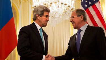 El secretario de Estado norteamericano, John Kerry, izquierda, saluda a su par ruso, Sergey Lavrov, antes de comenzar la reunión bilateral en la que se discutió la situación de Ucrania, en París, Francia. (AP Photo/Jacquelyn Martin, Pool)
