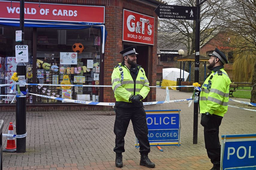 Dos policías hacen guardia en una carretera cortada cerca de la zona del envenenamiento del exespía ruso Serguéi&nbsp;Skripal&nbsp;y su hija, en Salisbury (Rusia).&nbsp;
