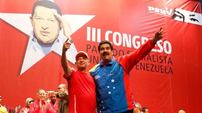 El exjefe de la Inteligencia venezolana Hugo El Pollo Carvajal y el dictador Nicolás Maduro.