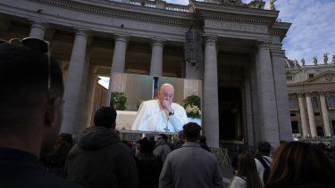 Una pantalla gigante muestra al papa Francisco tosiendo durante la plegaria del Angelus, emitida desde la capilla del hotel vaticano donde reside, el domingo 26 de noviembre de 2023. 
