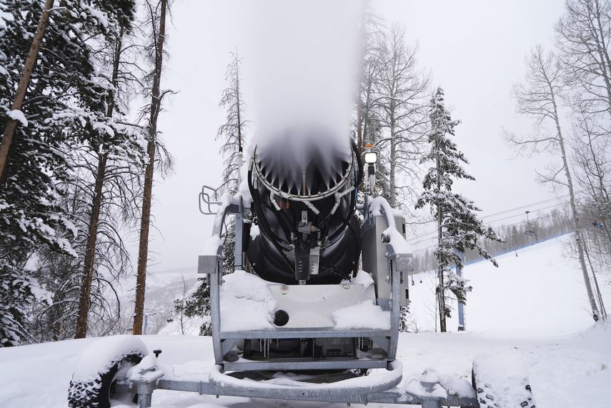 Una máquina sopla nieve en Vail Mountain Resort, el miércoles 29 de diciembre de 2021, en Vail, Colorado.&nbsp;