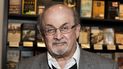 El autor Salman Rushdie posa durante una firma de su libro Home en Londres, el 6 de junio de 2017.