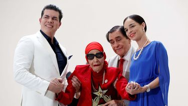 Alonso&nbsp;(2i), su esposo Pedro Simón (2d), la subdirectora artística del Ballet Nacional de Cuba, Viengsay Valdés (d), y Daniel Martín Subiaut (i), presidente del Instituto Latino de la Música, durante la entrega.&nbsp;