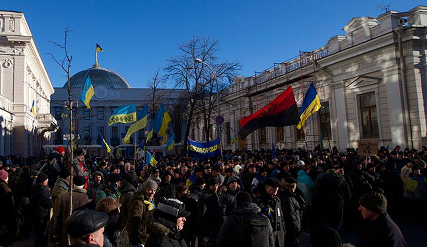 Manifestantes se aglomeran frente al Parlamento en Kiev, Ucrania. (Foto AP/Ivan Sekretarev)