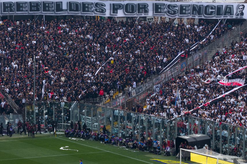 Esta vista aérea muestra a los hinchas de Colo Colo asistiendo al partido de la liga chilena de fútbol entre Colo Colo y Universidad de Chile en el Estadio Monumental David Arellano de Santiago