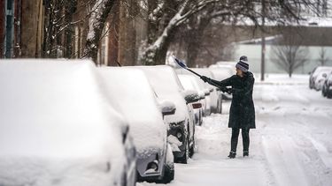 Emilia Emig retira la nieve de su automóvil en el vecindario North Side, en Pittsburgh, Pensilvania.&nbsp;