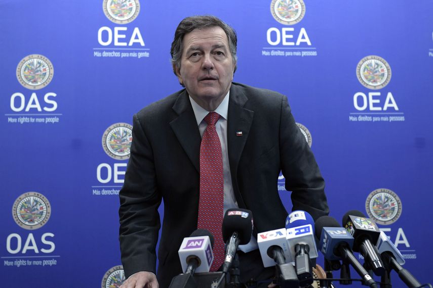 El canciller chileno, Roberto Ampuero, habla durante una conferencia de prensa celebrada a lo largo de la sesión plenaria de la 70ª Asamblea General de la Organización de Estados Americanos (OEA).