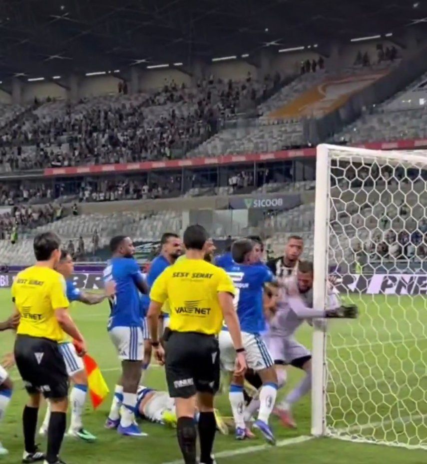 Momento en el que jugadores del Cruzeiro y Mineiro se enfrentaron en golpes durante la final de Brasil