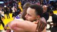 LeBron James se abraza con Stephen Curry tras terminar el juego conquistado por los Lakers de Los Ángeles y Warriors de Golden State en el duelo de Navidad