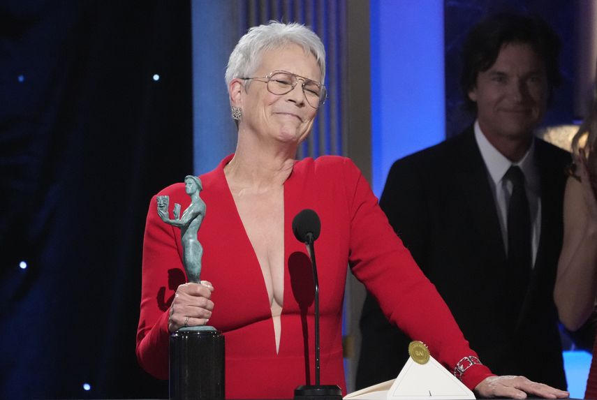 Jamie Lee Curtis recibe el premio a mejor actriz de reparto por Everything Everywhere All at Once en la 29 entrega de los Premios del Sindicato de Actores de la Pantalla el domingo 26 de febrero de 2023, en el hotel Fairmont Century Plaza en Los Ángeles.