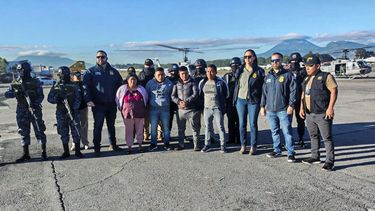 Agentes de policía escoltando a los detenidos a su llegada al aeropuerto de Ciudad de Guatemala el 9 de diciembre de 2024.