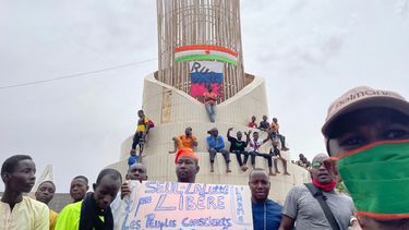 Los partidarios de las fuerzas de seguridad y defensa de Níger se reúnen durante una manifestación frente a la asamblea nacional en Niamey el 27 de julio de 2023.