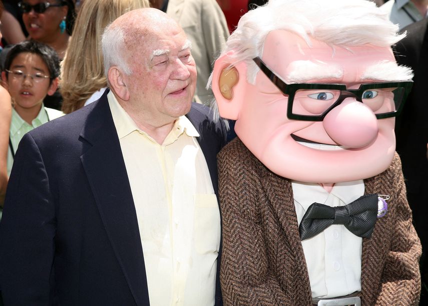 En esta foto de archivo, el actor Ed Asner y el personaje de Carl Fredricksen llegan al estreno de Up de Disney Pixar en el Teatro El Capitán de Hollywood el 16 de mayo de 2009.