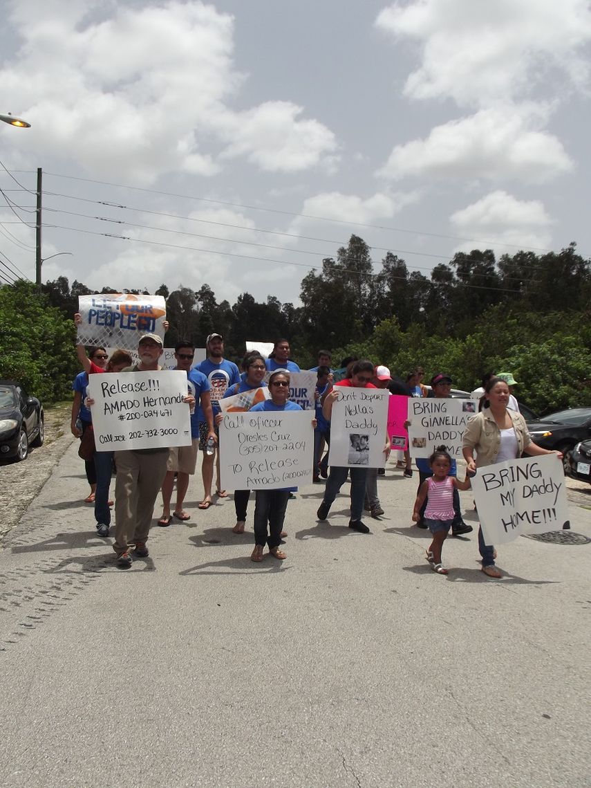 Imagen referencial de manifestantes  a la entrada del centro de detención de Krome.