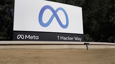 Logo de Meta, la empresa matriz de Facebook e Instagram, en la sede de la compañía en Menlo Park, California, 28 de octubre de 2021. Facebook identificó y detuvo una extensa red de cuentas falsas que difundían propaganda rusa sobre la invasión de Ucrania en toda Europa occidental, informó Meta el martes 27 de seriembre de 2022..&nbsp;