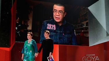 Las actrices españolas Monica Randall y Veronica Forque entregan el Goya a la mejor película latina por El olvido que seremos, y el productor colombiano Dago García recibe el premio vía videollamada&nbsp;