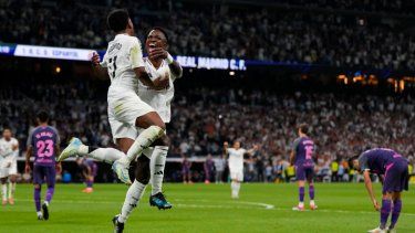 Rodrygo celebra con su compañero del Real Madrid, Vinícius Júnior tras anotar el tercer gol de su equipo en el encuentro ante el Espanyol en la liga española el sábado 21 de septiembre del 2024.&nbsp;
