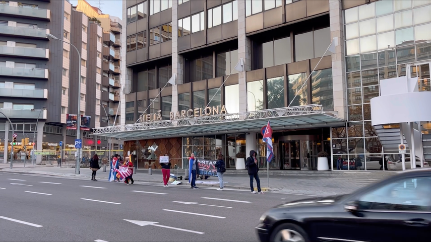 Cubanos en Barcelona protestan contra Meliá por hacer negocios con el régimen.