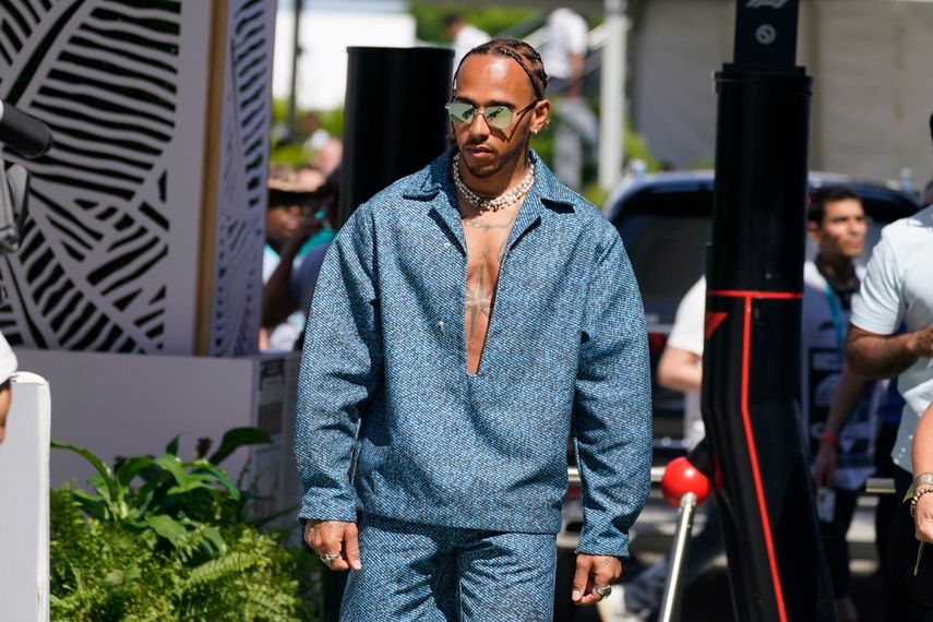 El piloto británico Lewis Hamilton llega a la práctica del Gran Premio de Miami de la Fórmula 1, el viernes 6 de mayo de 2022 