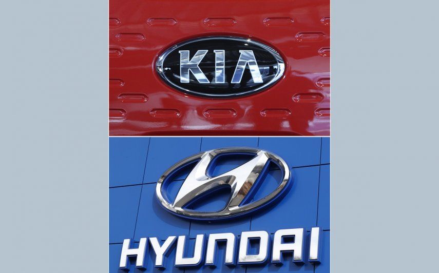 Esta combinación de fotografías de archivo muestran los logotipos de Kia Motors, en Seúl, Corea del Sur, correspondiente al 13 de diciembre de 2017, y de Hyundai en Littleton, suburbio de Denver, en Colorado, del 15 de abril de 2018.&nbsp;&nbsp;