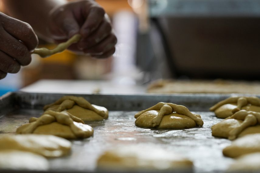 Víctor Silverio prepara el tradicional pan de muerto del Día de Muertos de México en una panadería en el barrio de San Rafael de Ciudad de México, el jueves 17 de octubre de 2024.