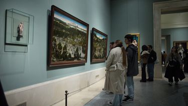 Varias personas durante una visita al Museo del Prado la noche del 2 de marzo de 2024, en Madrid (España).