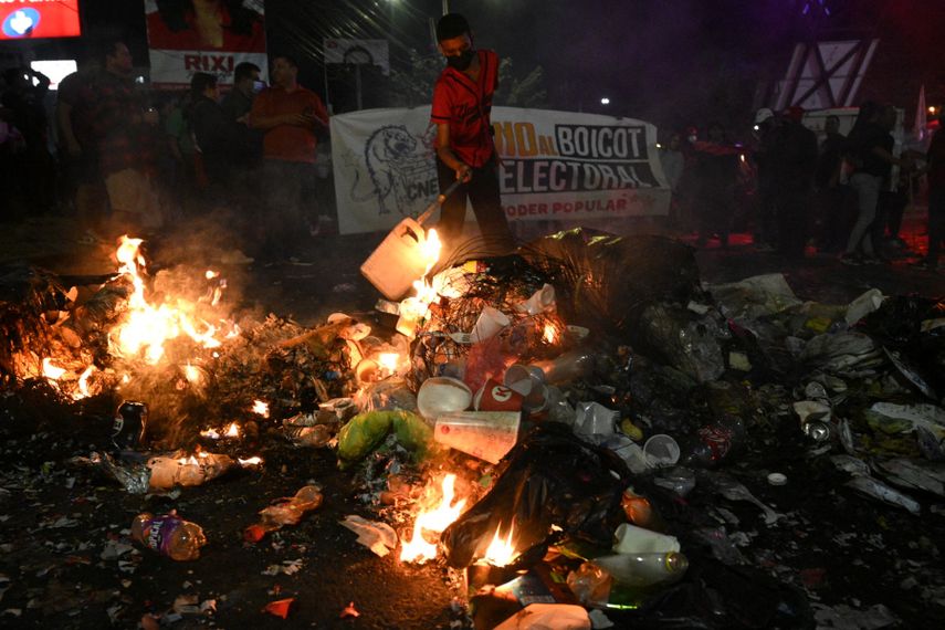Simpatizantes del partido gobernante Libertad y Refundación (LIBRE) queman basura durante una protesta para denunciar fraude electoral en las últimas elecciones en Tegucigalpa el 15 de diciembre de 2025.