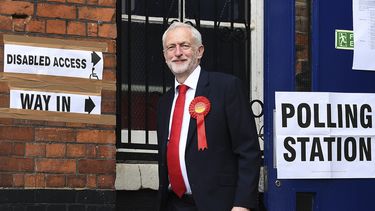 El líder laborista Jeremy Corbyn tras ejercer su derecho al voto en un colegio electoral en el distrito de Islington en&nbsp;Londres&nbsp;(Reino Unido).