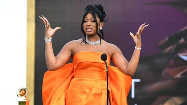 Megan Thee Stallion acepta el premio al Mejor artista nuevo en el escenario durante la 63a entrega anual de los premios Grammy en el Centro de Convenciones de Los Angeles el 14 de marzo de 2021, en Los Angeles, California.