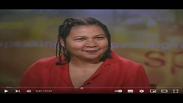 La escritora y activista social feminista estadounidense Gloria Jean Watkins, conocida como bell hooks.