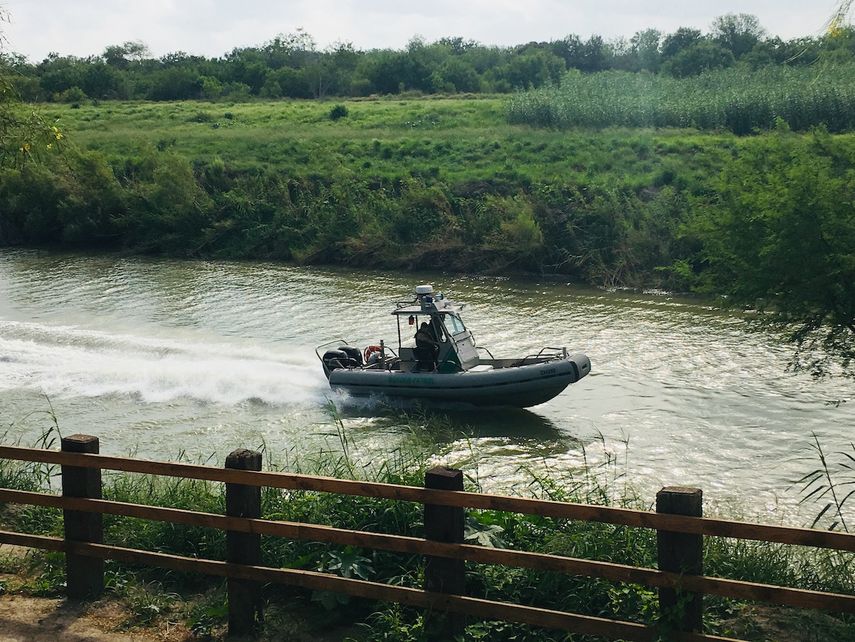 Un barco de la patrulla fronteriza de Estados Unidos navega por el Río Grande cerca del lugar donde se hallaron los cuerpos de los migrantes salvadoreños Oscar Alberto Martínez Ramírez y de su hija Valeria de casi dos años.&nbsp;