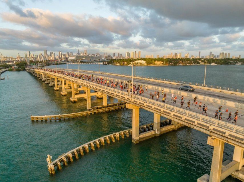 Alrededor de 18.500 atletas se inscribieron en el Maratón y Medio Maratón Life Time de Miami y agotaron los cupos disponibles. Hay lista de espera.