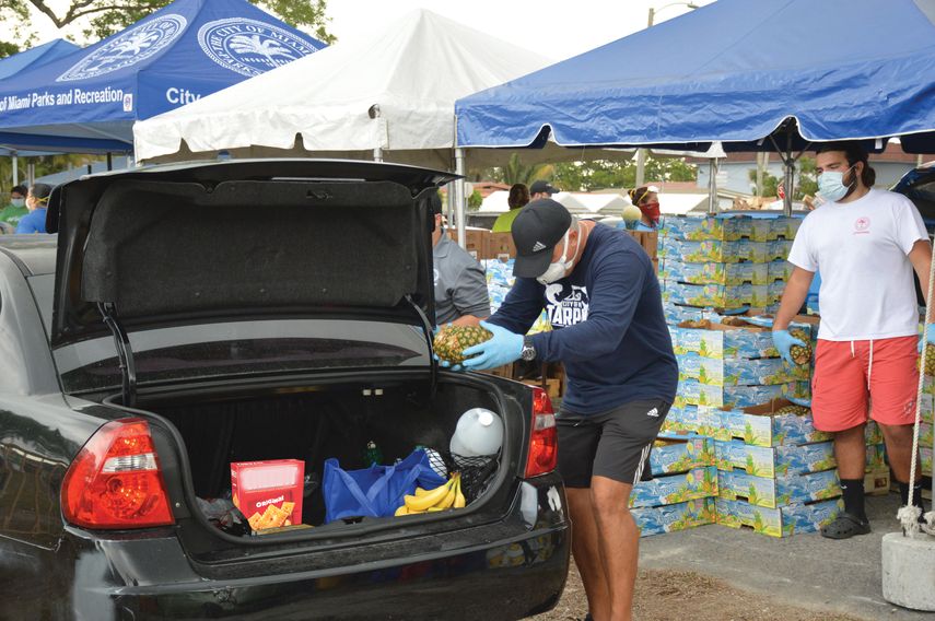 En Miami, con solo llegar al lugar y mantener el maletero del auto abierto, le colocar&aacute;n la ayuda alimentaria.