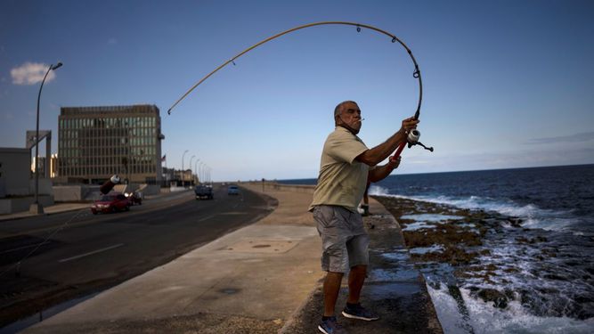 Un pescador lanza su caña de pescar a las aguas costeras cerca de la embajada de Estados Unidos en La Habana, Cuba, el jueves 3 de marzo de 2022.&nbsp;