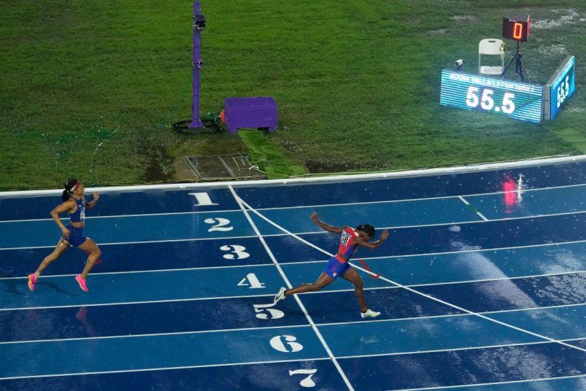 Por Cuba, Zurian Hechavarría supera a la panameña Gianna Woodruff en la final de los 400 metros con vallas en los Juegos Centroamericanos y del Caribe en San Salvador, el martes 4 de julio de 2023&nbsp;
