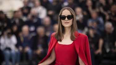 Natalie Portman posa para los fotógrafos en la sesión fotográfica de la película May December en el 76° Festival de Cine de Cannes, sur de Francia, el domingo 21 de mayo de 2023.&nbsp;