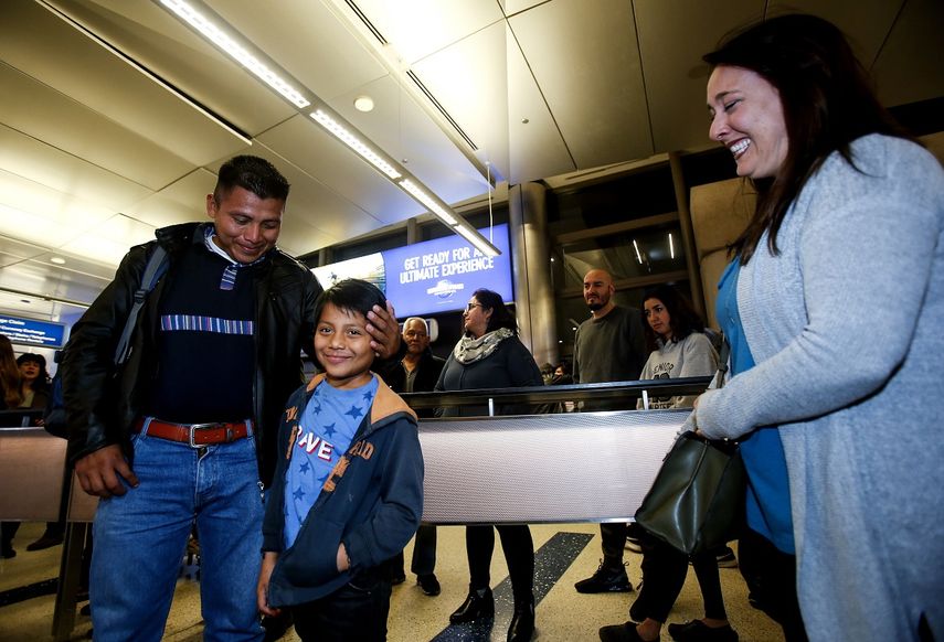 David Xol disfruta del reencuentro con su hijo Byron en el aeropuerto de Los &Aacute;ngeles el 22 de enero del 2020. Los observa sonriente Holly Sewell (der), quien se hizo cargo de Byron durante varios meses mientras se resolv&iacute;a la situaci&oacute;n de Xol, quien quiere solicitar asilo en EEUU pero hab&iacute;a sido deportado antes de poder hacerlo.