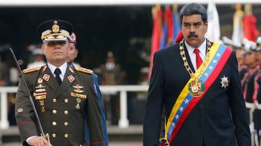 En esta foto de archivo del 24 de mayo de 2018, el dictador de Venezuela, Nicolás Maduro, a la derecha, camina con su ministro de Defensa, Vladimir Padrino López.