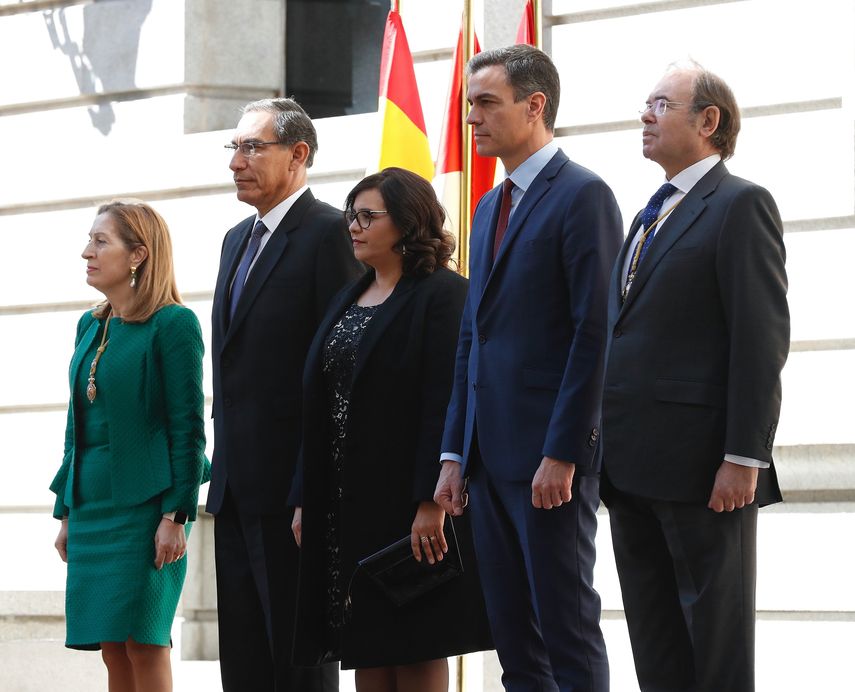 El presidente de Perú, Martín&nbsp;Vizcarra, y la primera Dama, Maribel Díaz Cabello, el presidente del gobierno de España&nbsp;Pedro&nbsp;Sánchez, y la presidenta del Congreso de los Diputados Ana Pastor, y el presidente del Senado Pío García Escudero.
