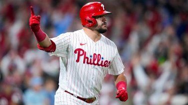 Kyle Schwarber, de los Filis de Filadelfia, festeja luego de conectar un jonrón frente a los Cascabeles de Arizona, en el segundo juego de la Serie de Campeonato de la Liga Nacional, el martes 17 de octubre de 2023&nbsp;