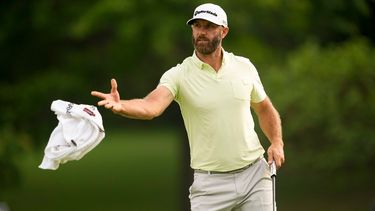 Dustin Johnson lanza la toalla a su caddie en la segunda ronda del Campeonato de la PGA, el viernes 20 de mayo de 2022, en Tulsa, Oklahoma. Tiene previsto participar en Arabia Saudí&nbsp;
