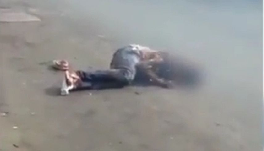 El cadáver quedó en la calzada sin que alguien lo ayudara a salvarse (CAPTURA DE PANTALLA)