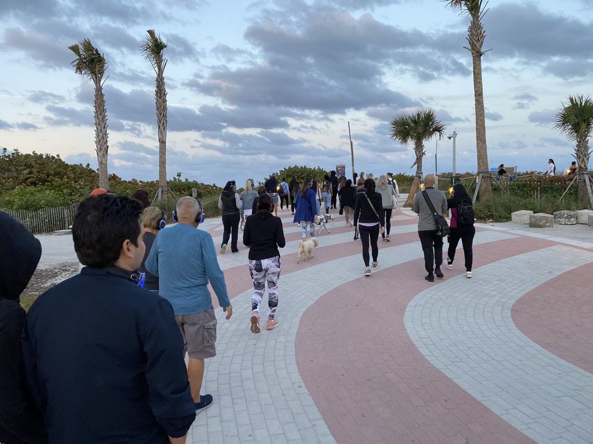 Comienzo de la jornada de meditación MindTravel Silent Walk, en Miami Beach.