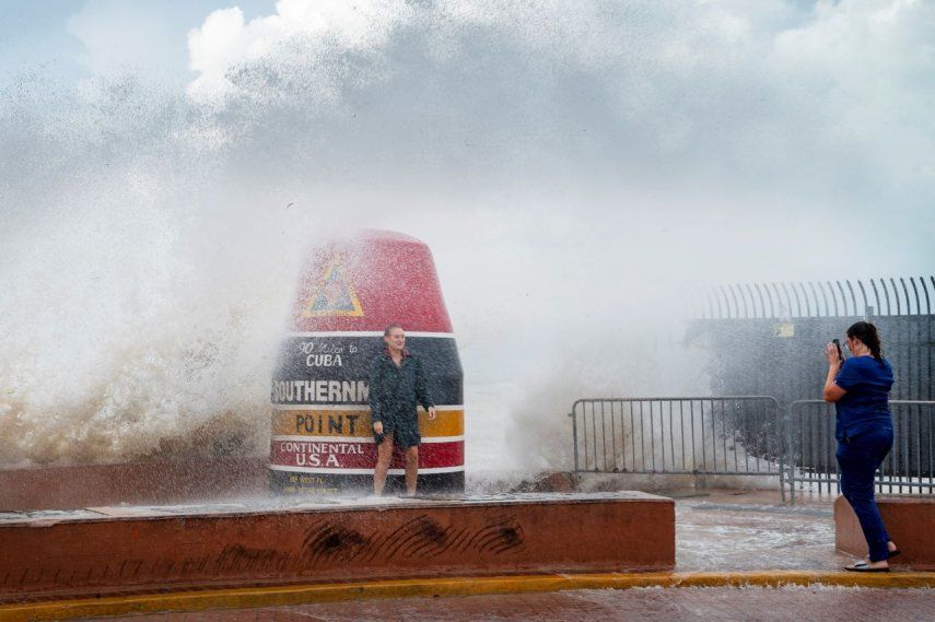 Visitantes de la boya del punto más meridional de EEUU desafían las olas que se hicieron más fuertes a causa del huracán Idalia el martes 29 de agosto de 2023 en Key West, Florida.&nbsp;