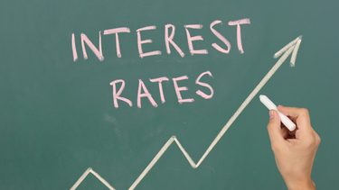 Suben tasas de interés y eliminan estímulo económica