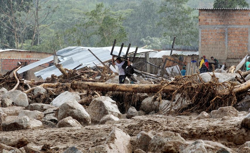 Habitantes del barrio San Miguel recuperan algunas de sus pertenencias, luego de la avalancha que afectó 17 barrios de la ciudad a principios de abril.