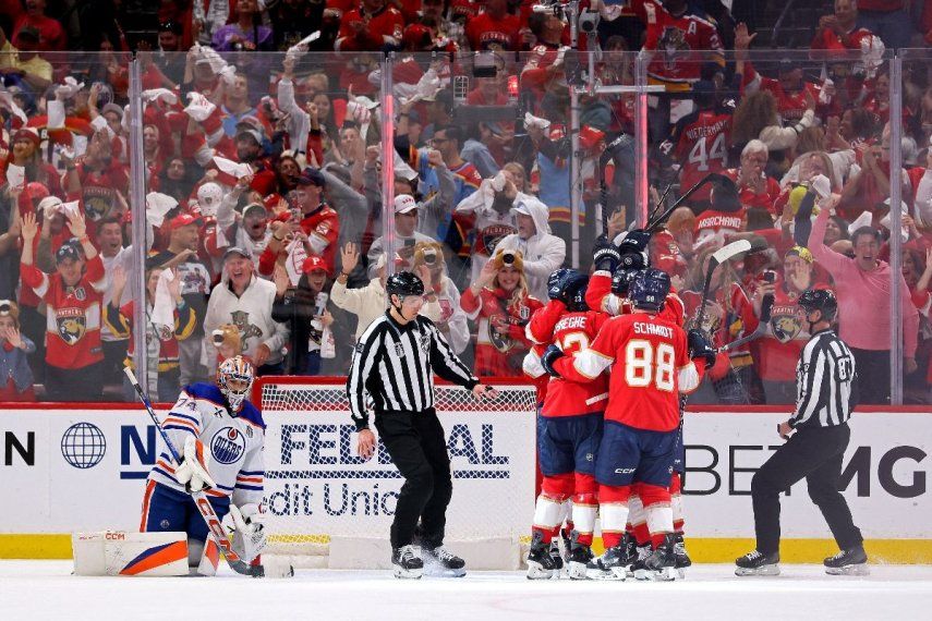 Sam Reinhart #13 de los Florida Panthers celebra con sus compañeros tras anotar un gol contra los Edmonton Oilers durante el segundo periodo del sexto partido de la final de la Copa Stanley 2025 en el Amerant Bank Arena el 17 de junio de 2025 en Sunrise, Florida.&nbsp;