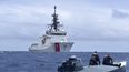 Fotografía fechada el 19 de junio del 2019 que muestra a tripulantes del barco Munro, de la Guardia Costera de los EEUU, inspeccionando un semisubmarino en aguas internacionales del océano Pacífico.