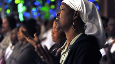 Una mujer asiste a una misa en la Iglesia de Norte-Dame D Haiti, ubicada en la Pequeña Haití, en Miami. Trump acaba de decretar el fin del TPS para los haitianos en EEUU.
